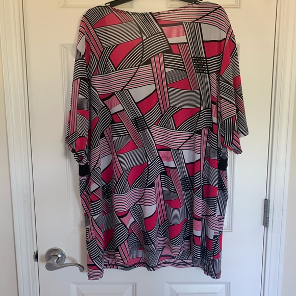 💓 Pink, Black, & White Blouse - Picture 3 of 4